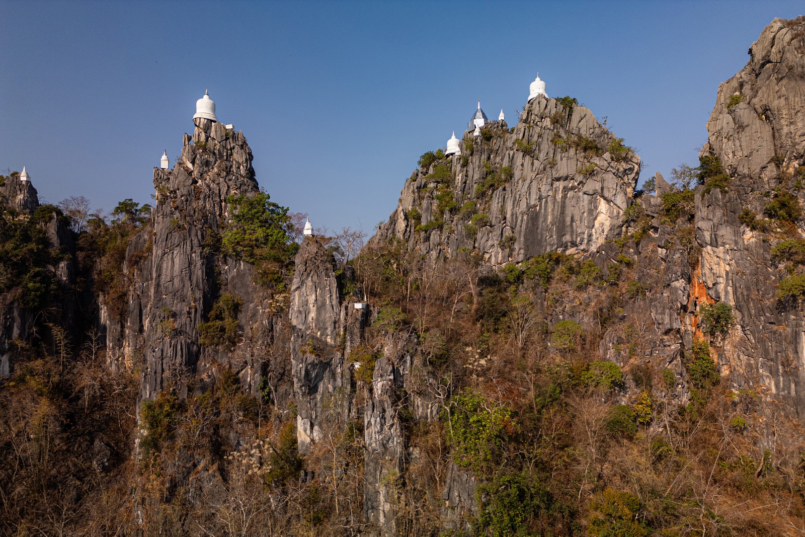 o'templo nocéu', wat phra phra phutthabat sutthawat, Tinha Tronos de Madeira Instalados na rocha em tilt, no north north tailândia -foto -foto: Andre Malerba / The New York Times