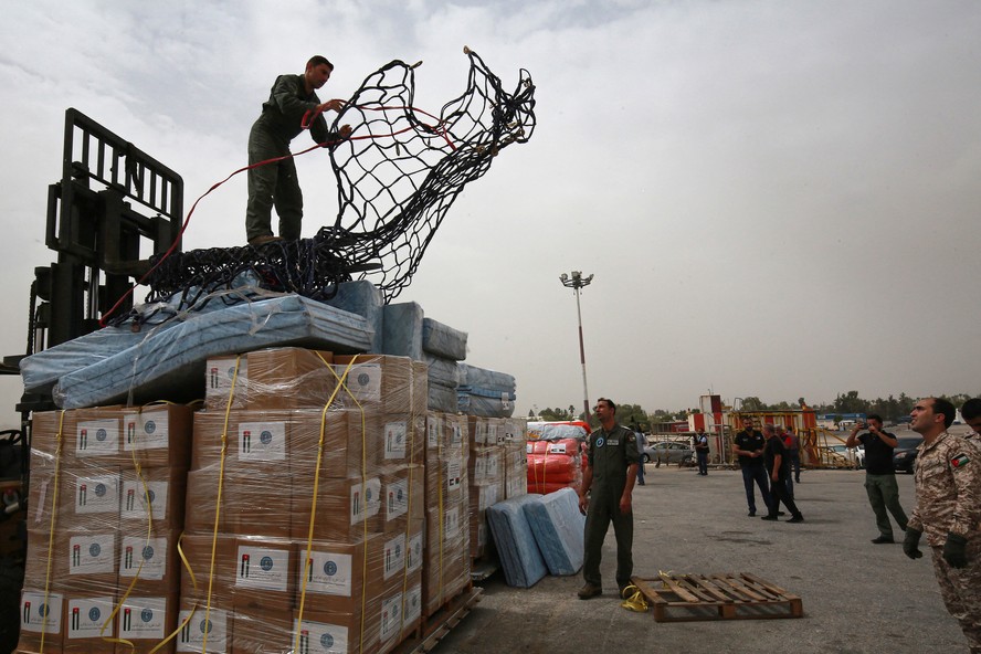 Soldados se preparam para transportar mantimentos enviados pela Jordânia para a Líbia, no aeroporto militar de Marka