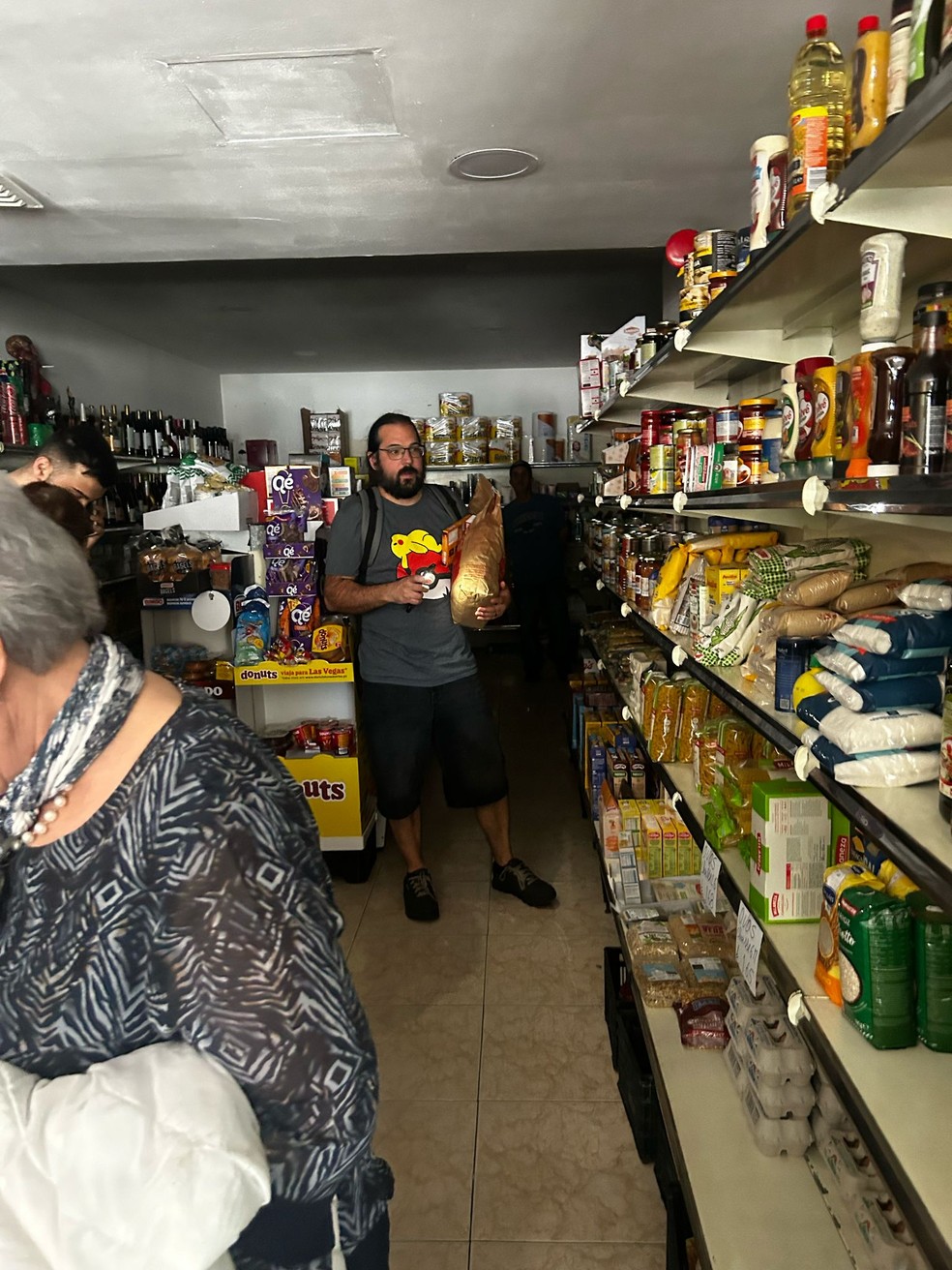 Portugueses usam lanterna em mercado — Foto: João Moreira