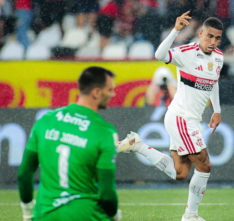 Samuel Lino comemora gol do Flamengo contra o Vasco no Brasileirão