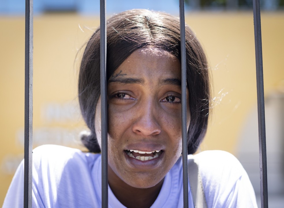Karen Beatriz esteve no IML para fazer o reconhecimento do companheiro. Ela estava grávida de um mês do rapaz — Foto: Marcia Foletto/ Agência O GLOBO