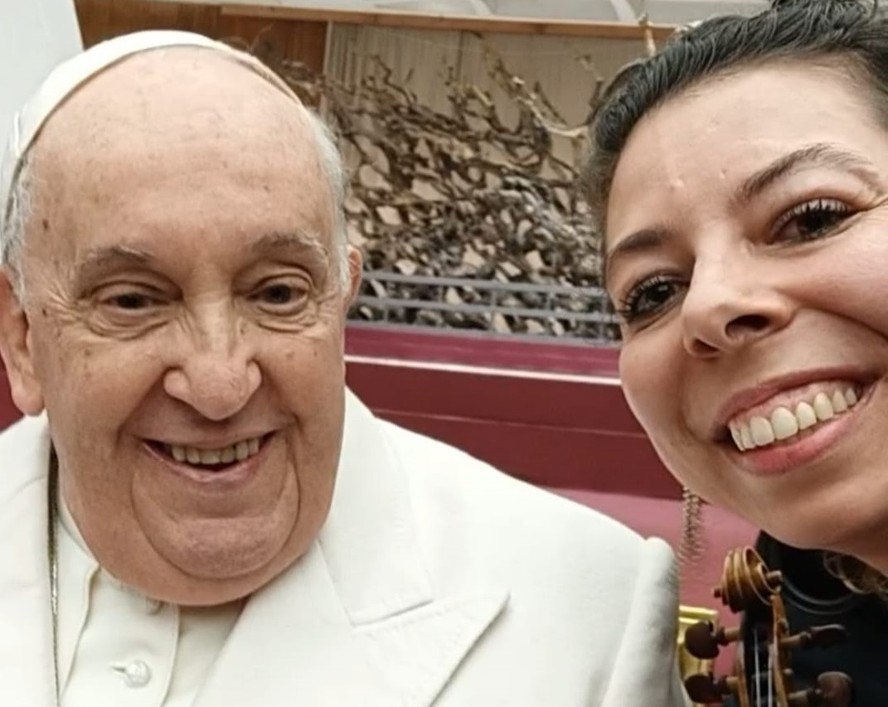 Aniversário do Papa Francisco tem apresentação de violinista brasileira