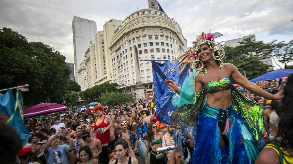 Rio de Janeiro, RJ 05\01\2025 CARNAVAL 2025 - Abertura Não Oficial do Carnaval - Diversos blocos ocuparam o Centro do Rio, abrindo o Carnaval de Rua de 2025. Na foto o bloco Boi Tolo desfila pelas ruas do Centro.