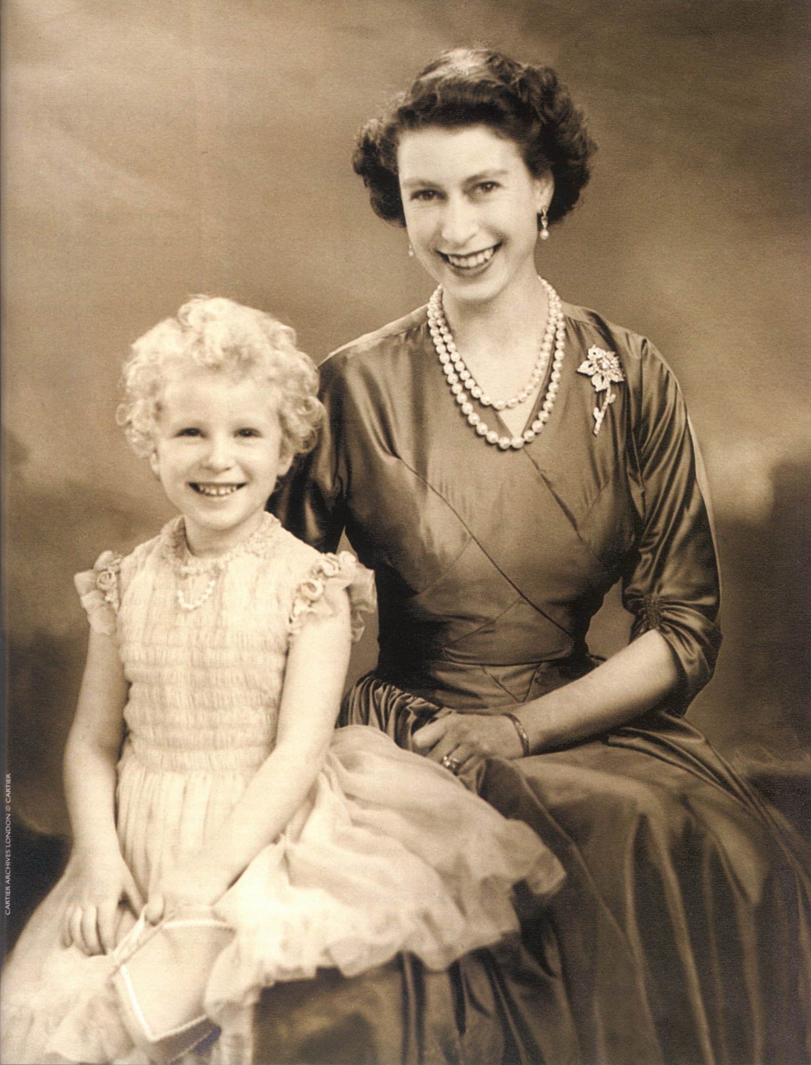 Elizabeth II e a princesa Anne, em foto dos anos 50 — Foto: Cartier