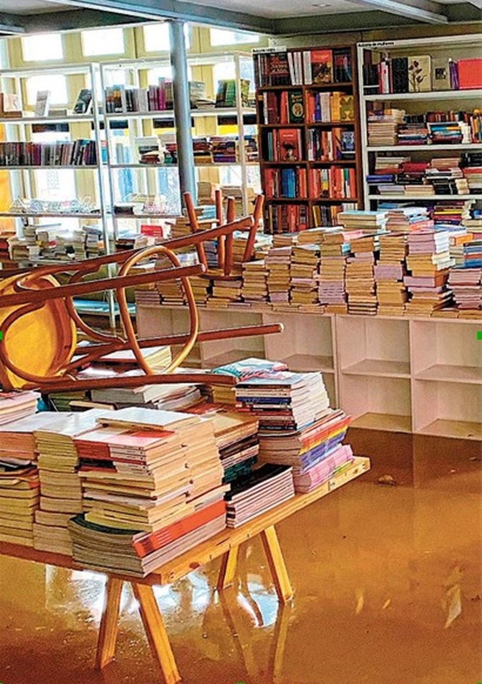 Enchente na Livraria Taverna, em Porto Alegre — Foto: Reprodução