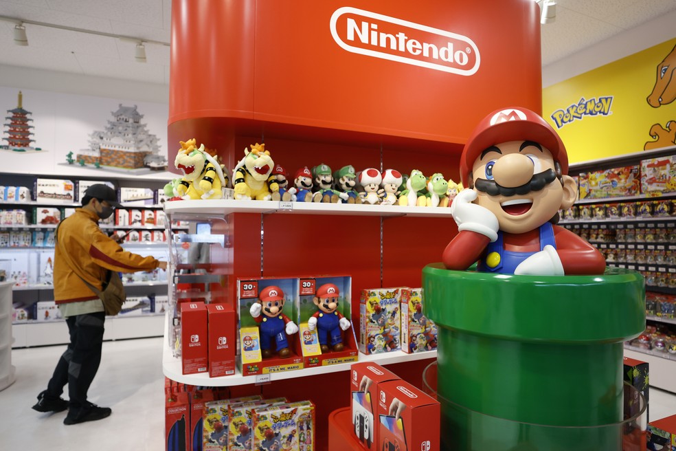 Uma figurinha do personagem Mario, dos Super Mario Brothers, exibida em uma loja da Toys "R" Us/Babies "R" Us em Kyoto — Foto: Kiyoshi Ota/Bloomberg
