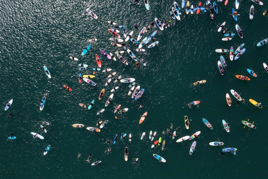 Foto aérea mostra protesto de surfistas contra o esgoto, em manifestação contra o despejo de dejetos em Brighton, no sul do Reino Unido