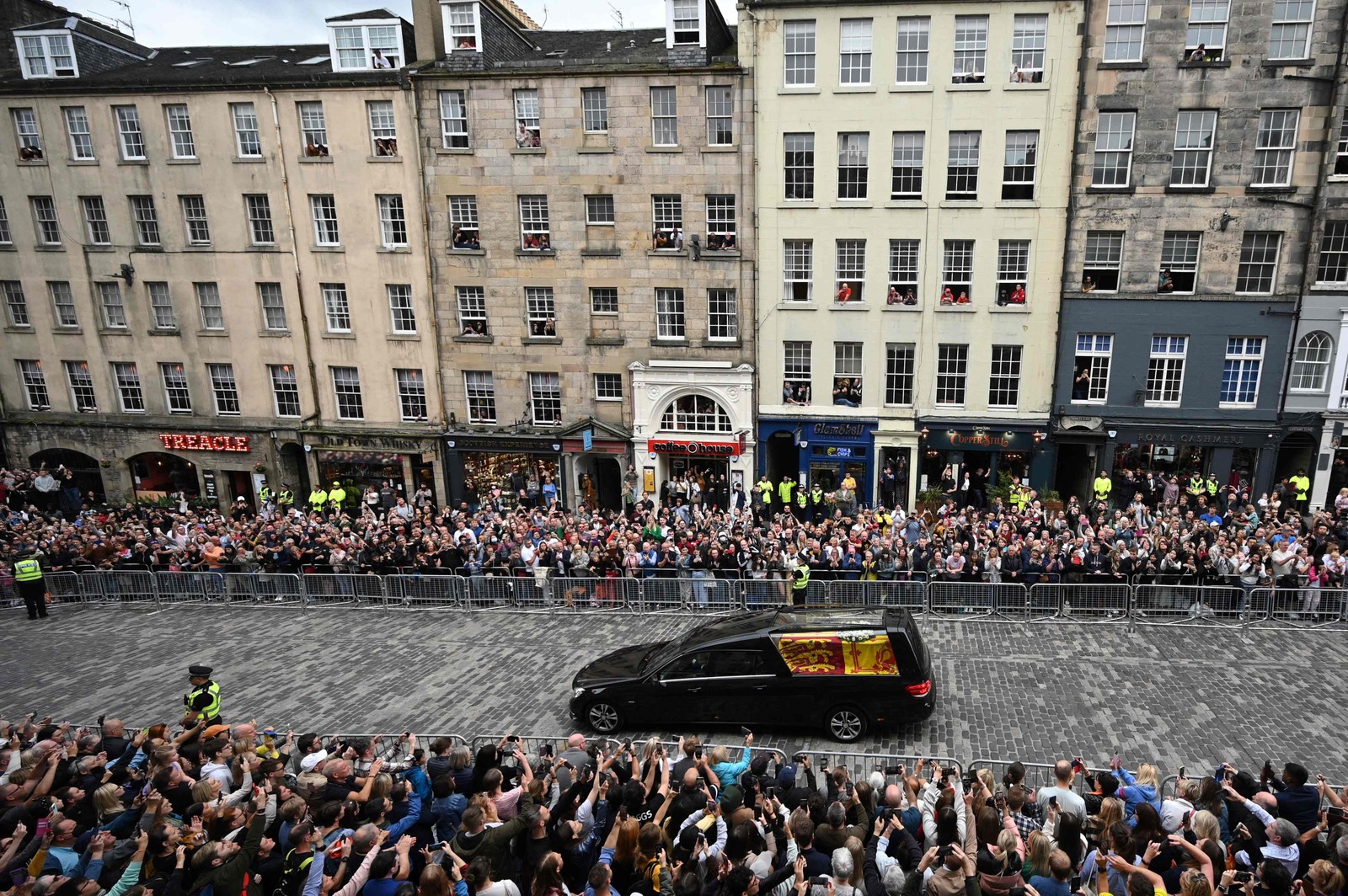 Cortejo é Acompanhado por milhares de pessoas pelo caminho. A viagem foi a primeira etapa da despedida da monarca que governou o Reino Unido por 70 anos — Foto: Oli SCARFF / AFP