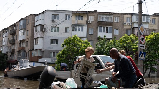 Sobe para cinco o número de mortos da enchente causada pela destruição da barragem na Ucrânia