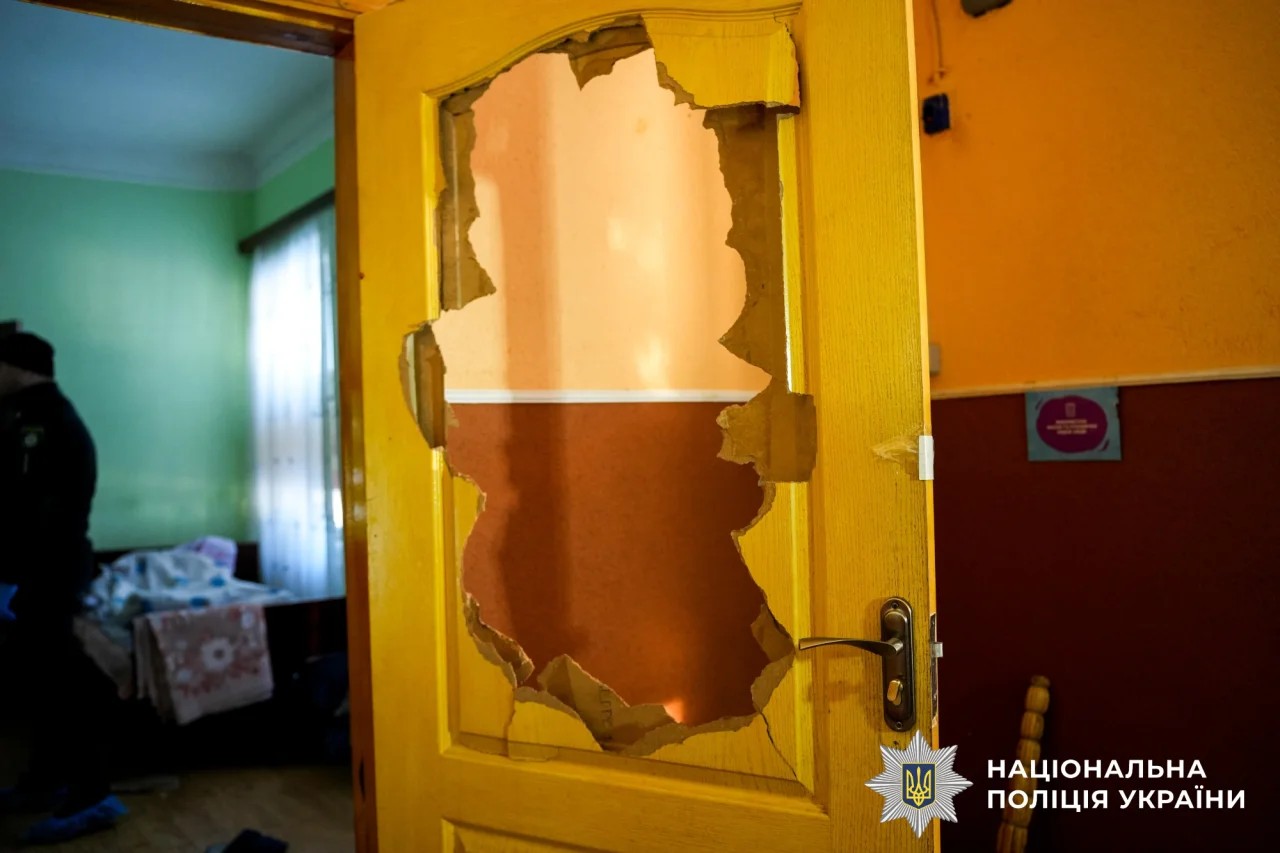 Imagens divulgadas pela polícia mostram um grande buraco na porta que dá acesso a um dos cômodos — Foto: Polícia de Oblast de Rivne