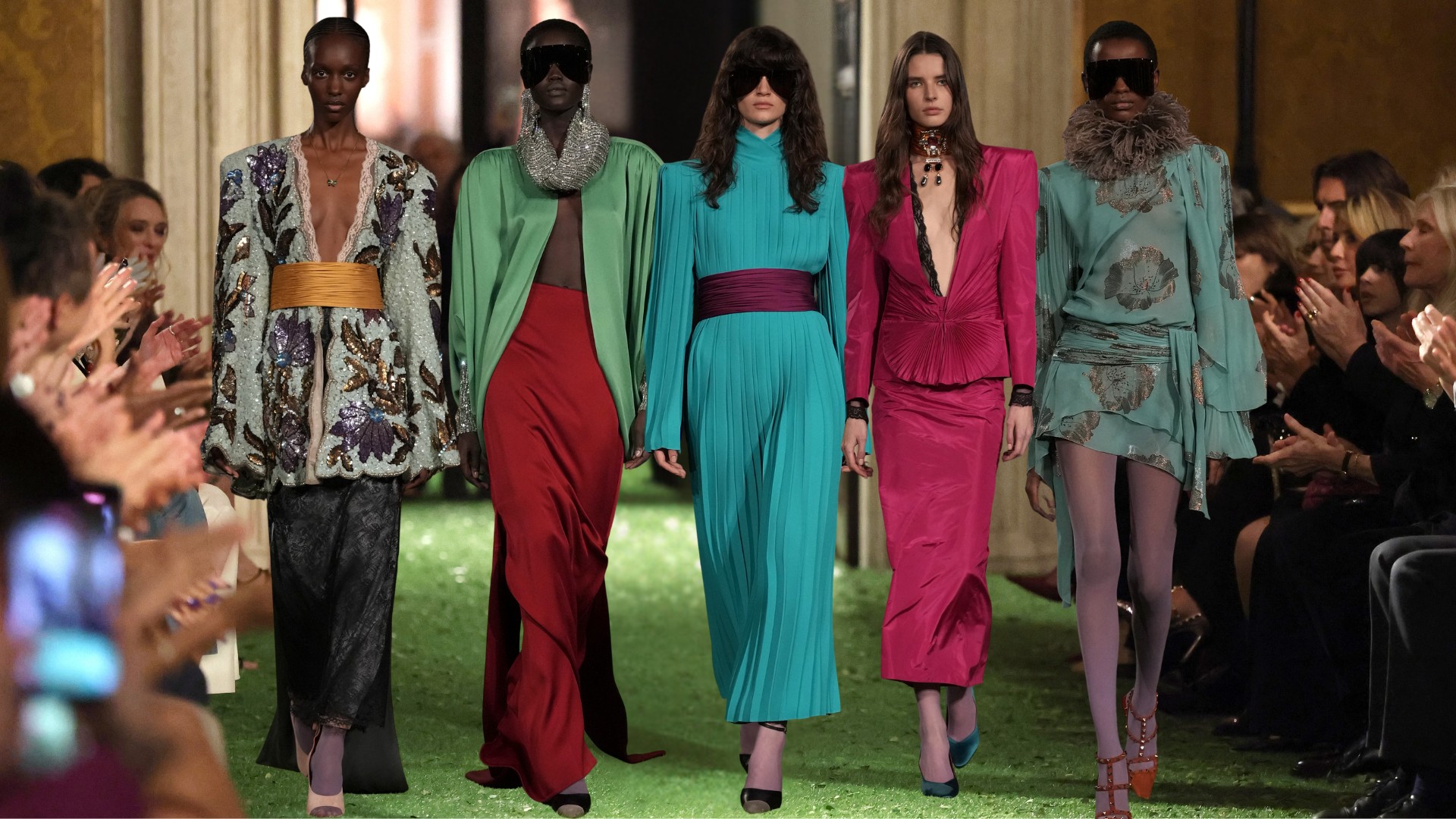 Valentino homenageia seu criador em coleção apresentada em Roma