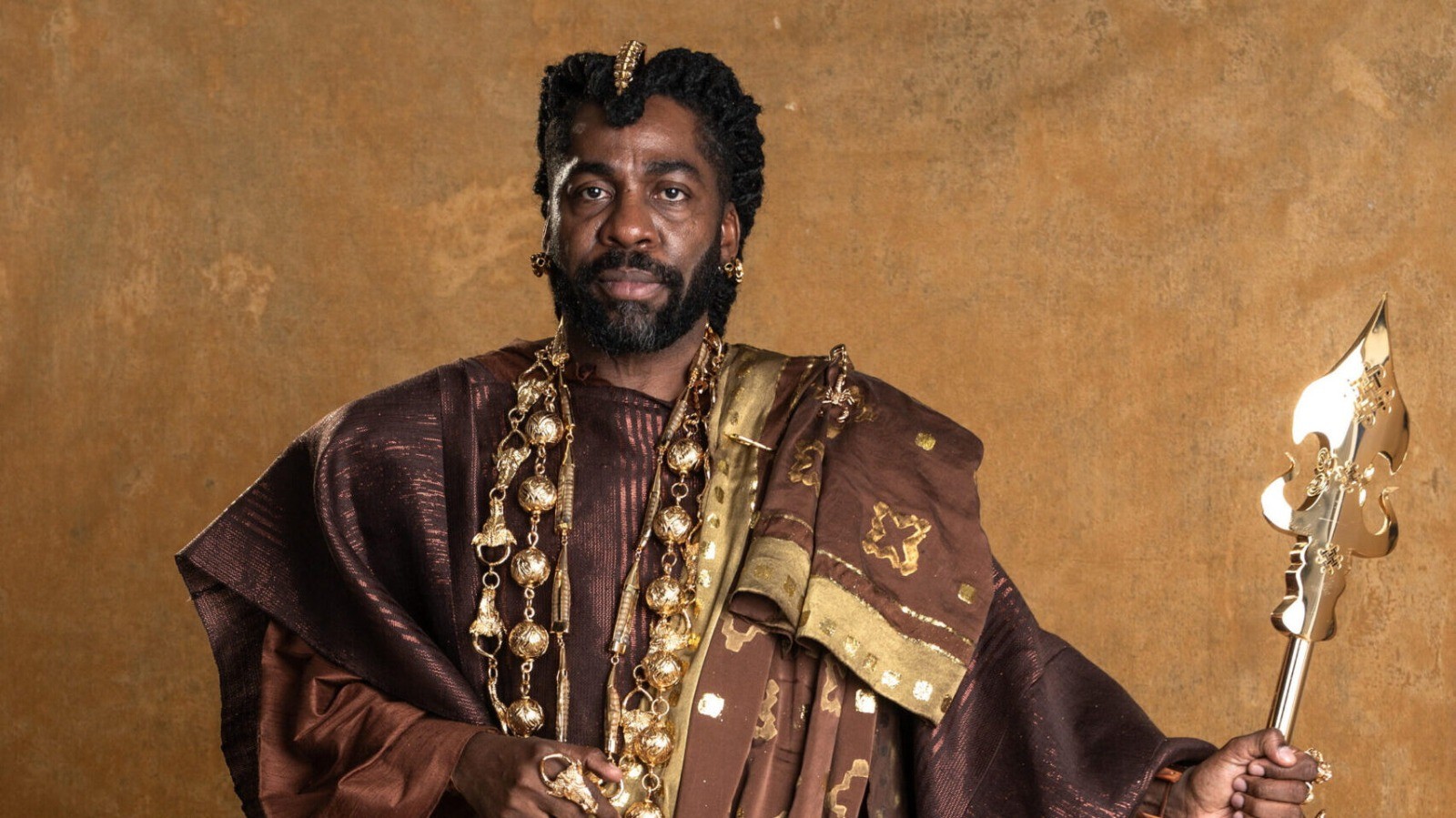 Lázaro Ramos é Jendal, Primeiro-ministro que se declara rei de Batanga após um golpe. Obcecado por Alika (Duda Santos), obriga a princesa a se casar com ele depois de ameaçar matar o casal real Cayman II (Welket Bungué) e Niara (Erika Januza)— Foto: TV Globo