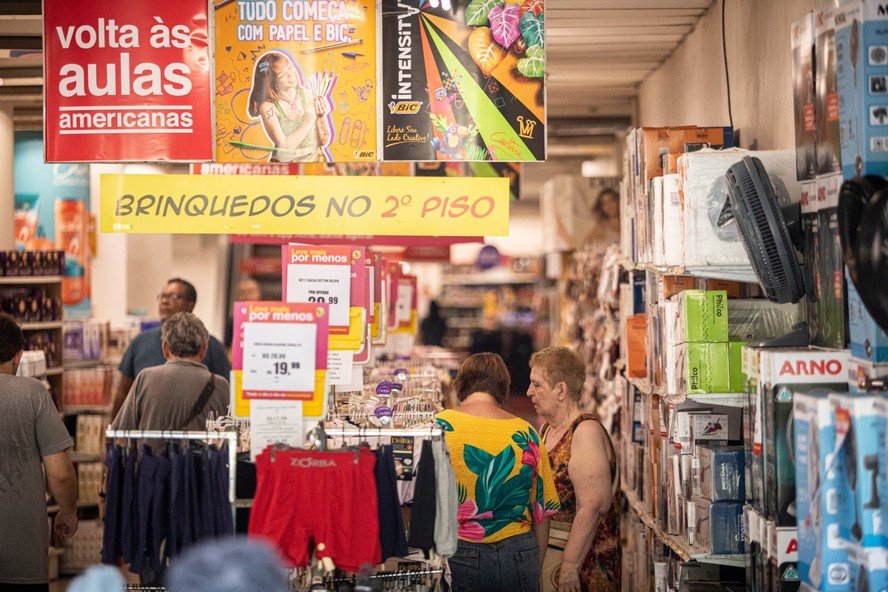 Consumidores em unidade das Americanas, no Rio