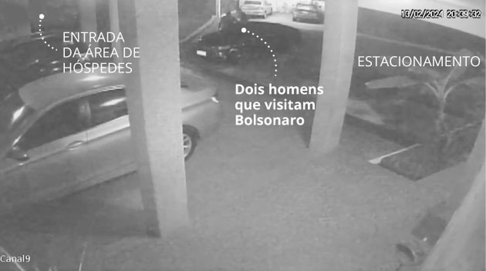 Passo a passo da estadia de Bolsonaro na embaixada da Hungria: dois homens visitam Bolsonaro na embaixada — Foto: NYT/Arte O Globo