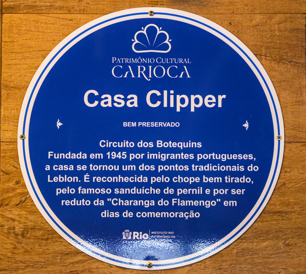 Patrimônio cultural. A placa instalada este mês na Casa Clipper — Foto: Divulgação/Rafael Catarcione/Prefeitura do Rio