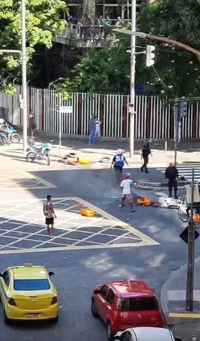 Manifestantes tentam fechar rua Conde de Bonfim, na Tijuca, mas são contidos pela PM