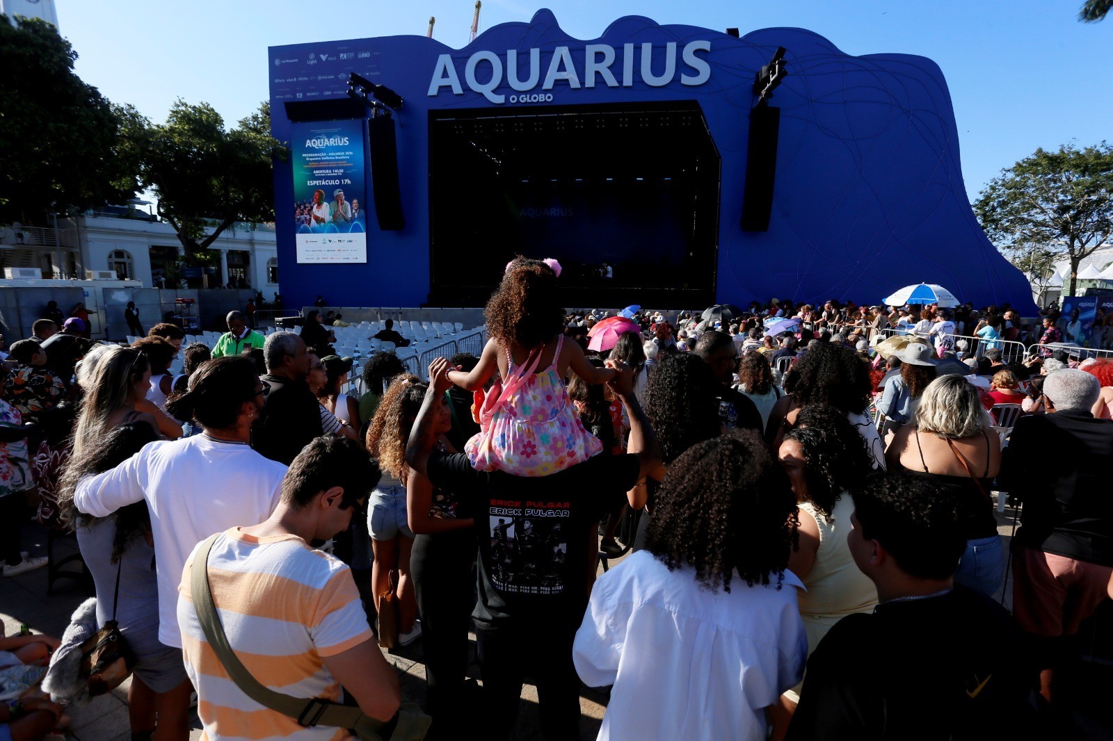 Fila e expectativa: público chega cedo para show de Emicida e Leci com orquestra