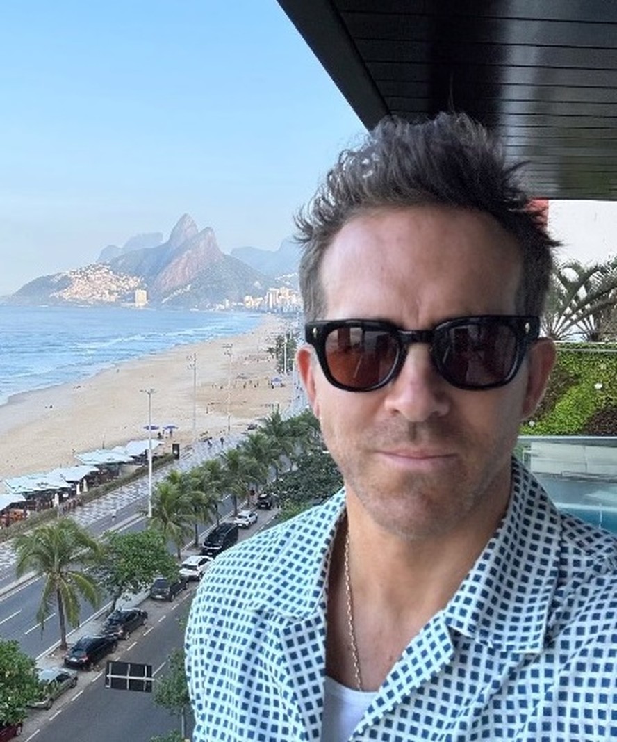 Ryan Reynolds em Ipanema, onde está hospedado