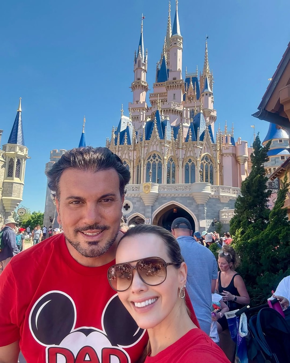 Thaeme postou foto com o marido em viagem com a família — Foto: Reprodução Instagram
