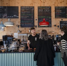 Shaun Gamble E OS Caperes DoCafé Costa Kalundborg Kaffe, Com Vista para o porto em Kalundborg - Foto: Charlotte de la Foot/The New York Times
