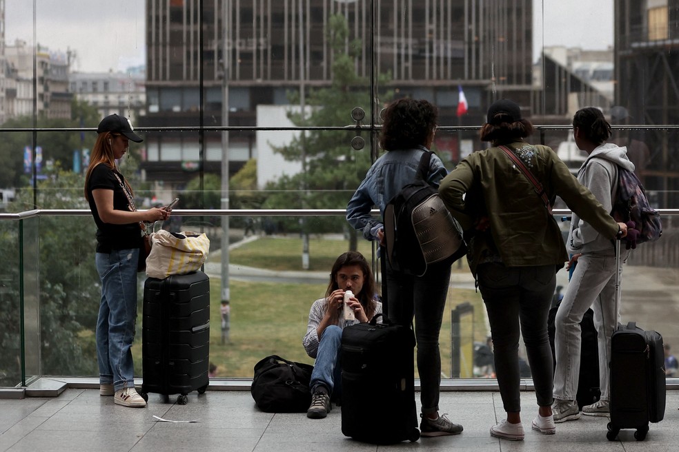 Sans train, les passagers attendent assis par terre dans les gares — Photo : Thibaud Moritz / AFP