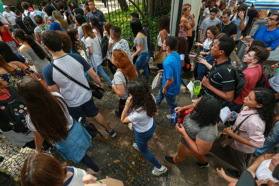 Estudantes entram para fazer o Enem na Universidade Veiga de Almeida, no Maracanã, no Rio
