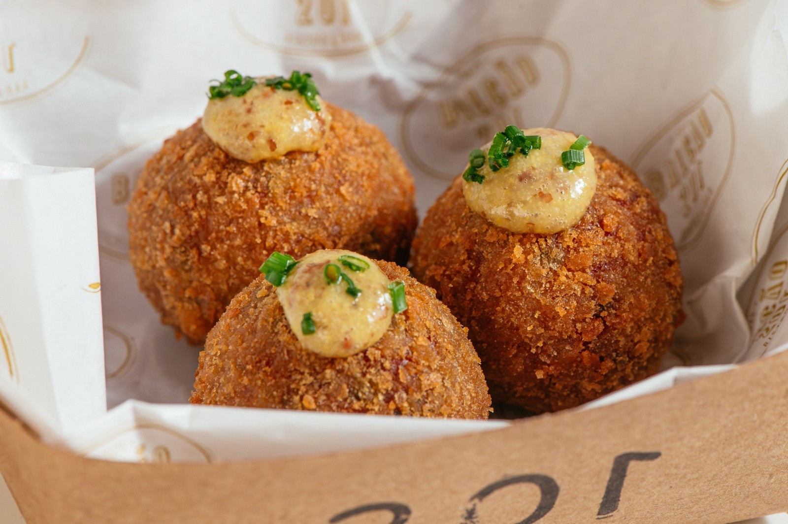 Trio de croquetes de pastrami e mostarda da Casa 201 e Balcão 201 — Foto: Divulgação