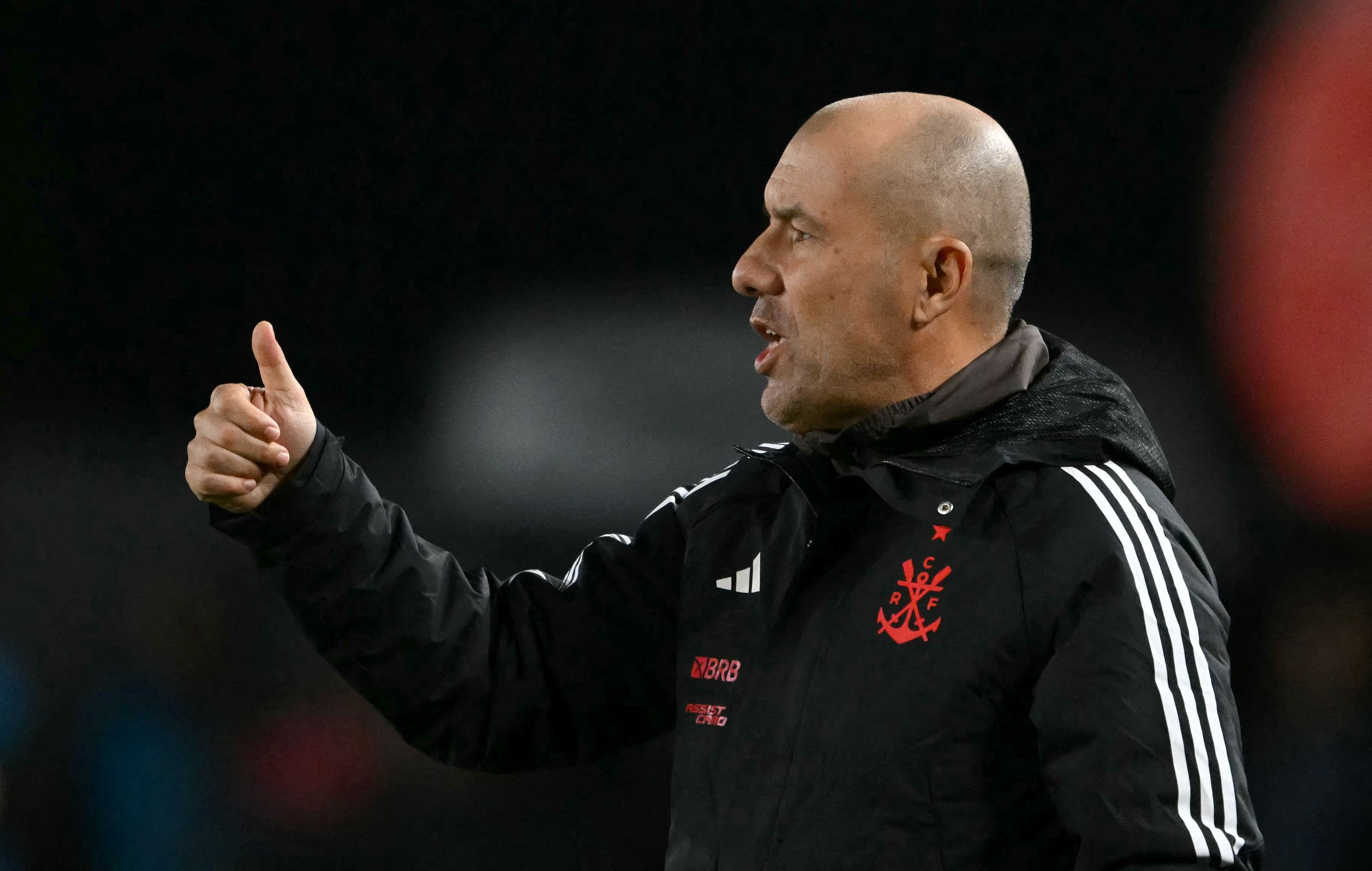 Jardim explica demora nas substituições e dificuldades do Flamengo contra o Estudiantes: 'Luta muito grande'