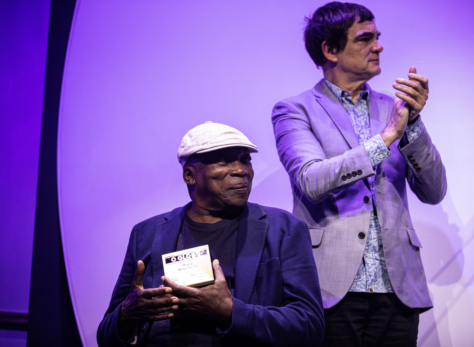 Milton Nascimento recebeu o prêmio de personalidade do ano no Faz Diferença 2022. Ao seu lado, o músico Samuel Rosa. — Foto: Hermes de Paula / Agência O Globo
