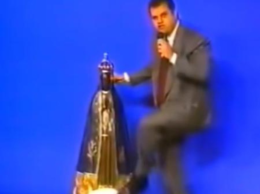 Em 1995, o bispo Sérgio Von Helder chutou a imagem de Nossa Senhora Aparecida durante o programa 'Palavra da Vida', da Record