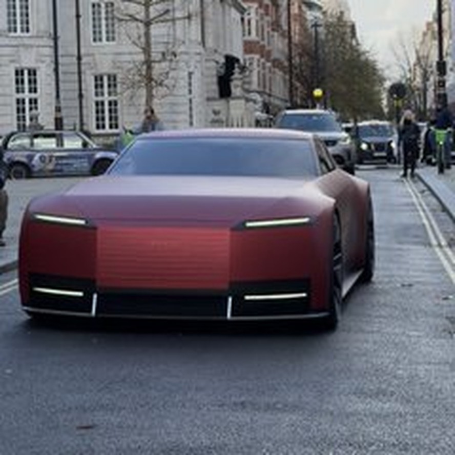 Jaguar Type 00 reaparece em Londres com pintura inédita dias após