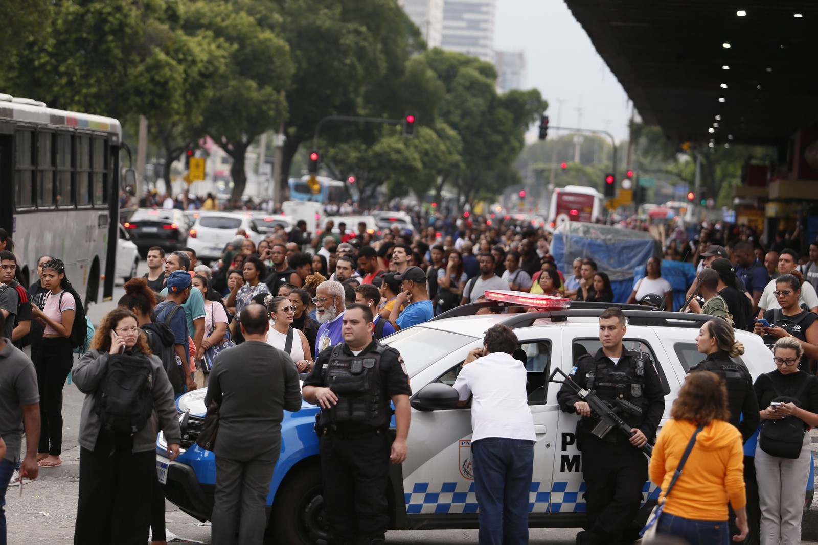 O crescimento do movimento de retorno teve início por volta de 12h. Normalmente, o aumento no fluxo de volta para casa começa às 16h. — Foto: Marcelo Theobald / Agência O Globo