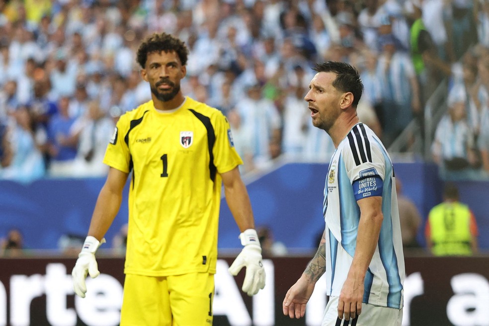 Vozinha observa Messi em Argentina x Cabo Verde na Copa do Mundo — Foto: Patricia de Melo Moreira / AFP