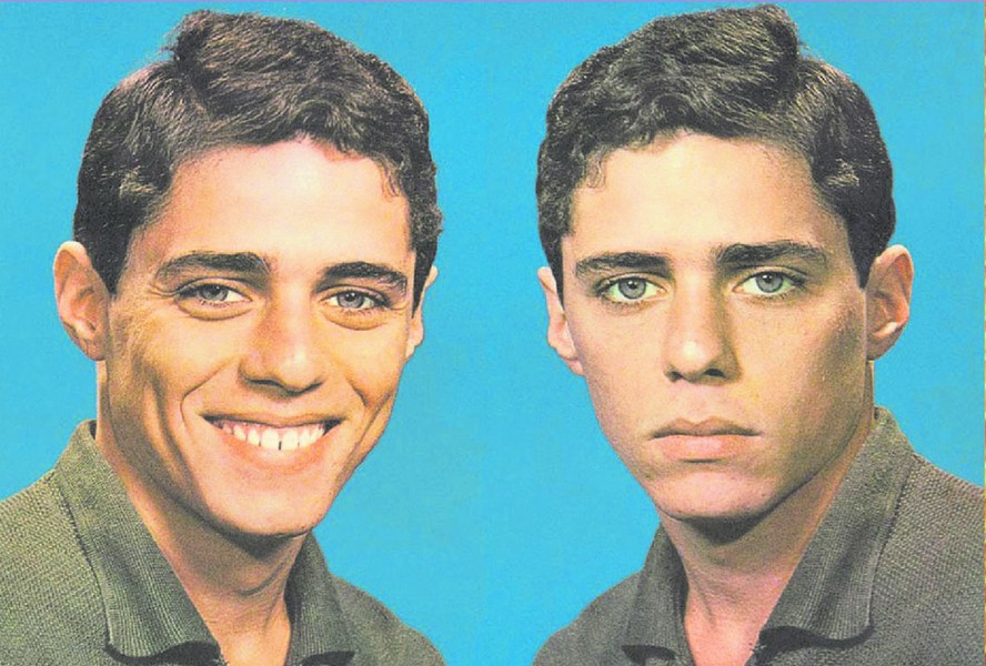 Chico Buarque na capa do disco de estreia que virou meme em 1966
