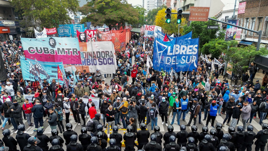 Protestos na Argentina pedem envio de alimentos para restaurantes populares, que alegam corte de abastecimento por Milei