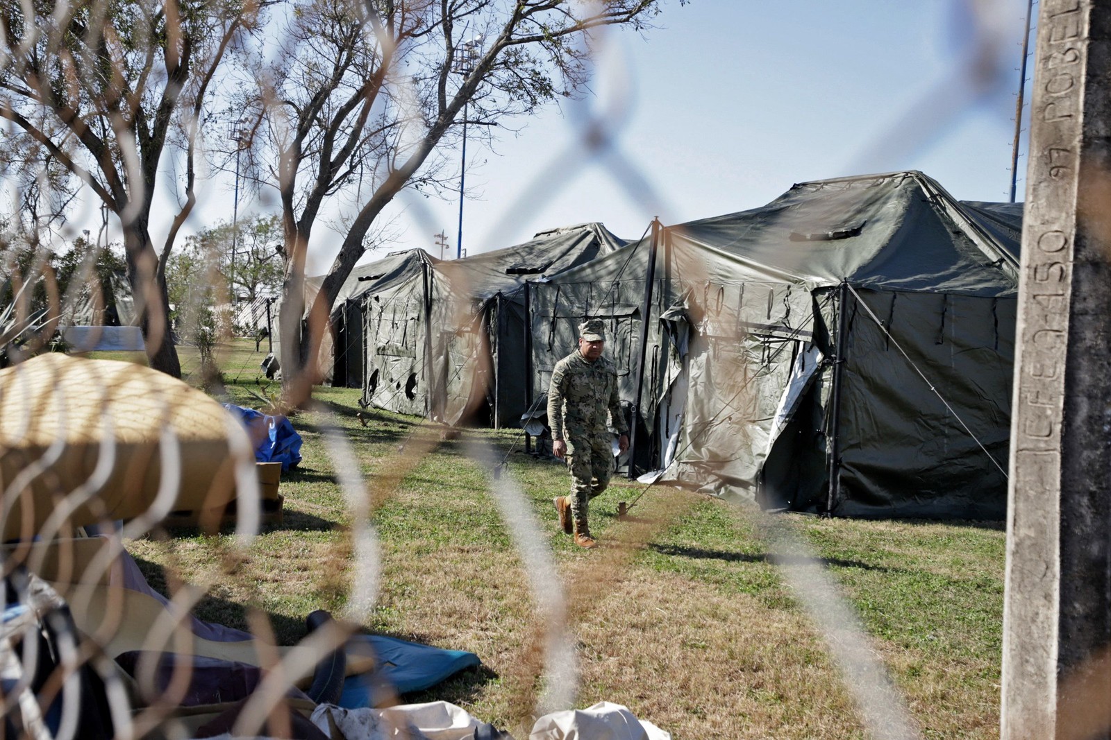 A member of the Mexican Navy crosses a temporary shelter on the border between Mexico and the United States, in Matamoros, Mexico, 01/22/2025 — Photo: Quetzalli Blanco / AFP