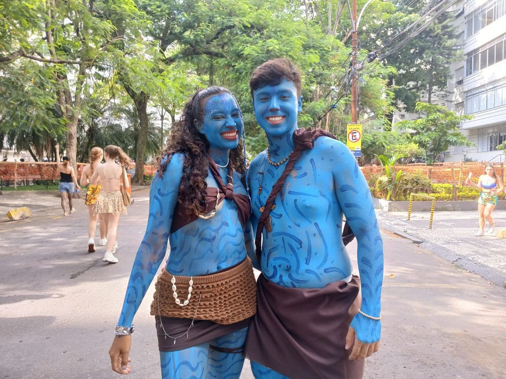 Cristal Garcia e Caio Segreto pintados de azul, como os personagens do filme "Avatar" — Foto: Patrick Chaia