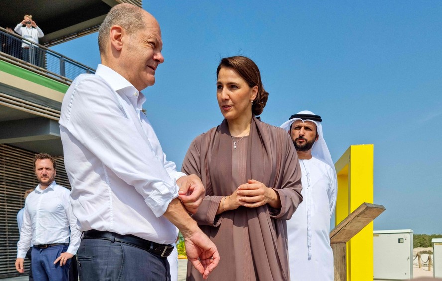 O chanceler alemão Olaf Scholz e a Ministra de Mudanças Climáticas e Meio Ambiente dos Emirados Árabes Unidos, Mariam Almheiri, visitam o Jubail Mangrove Park em Abu Dhabi.