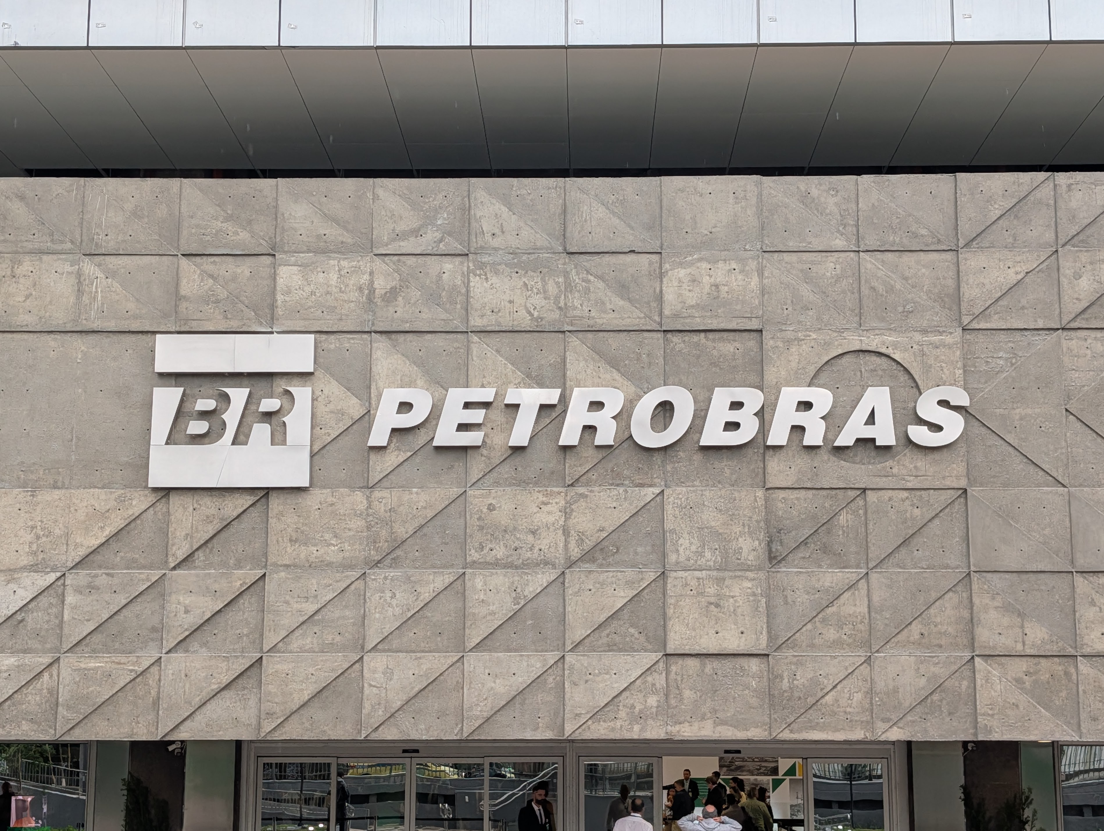 Petrobras deixa de vender combustíveis à distribuidora com possível ligação com PCC