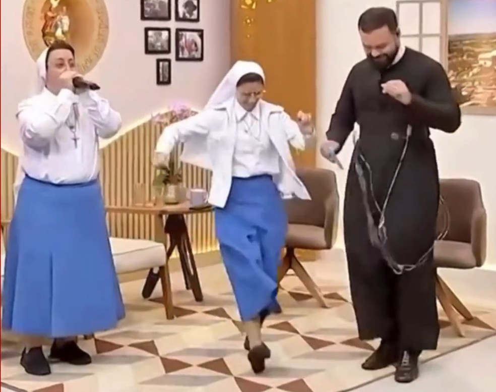 Irmãs Marizete e Marisa cantam e dançam durante entrevista  — Foto: Reprodução/TV Pai Eterno