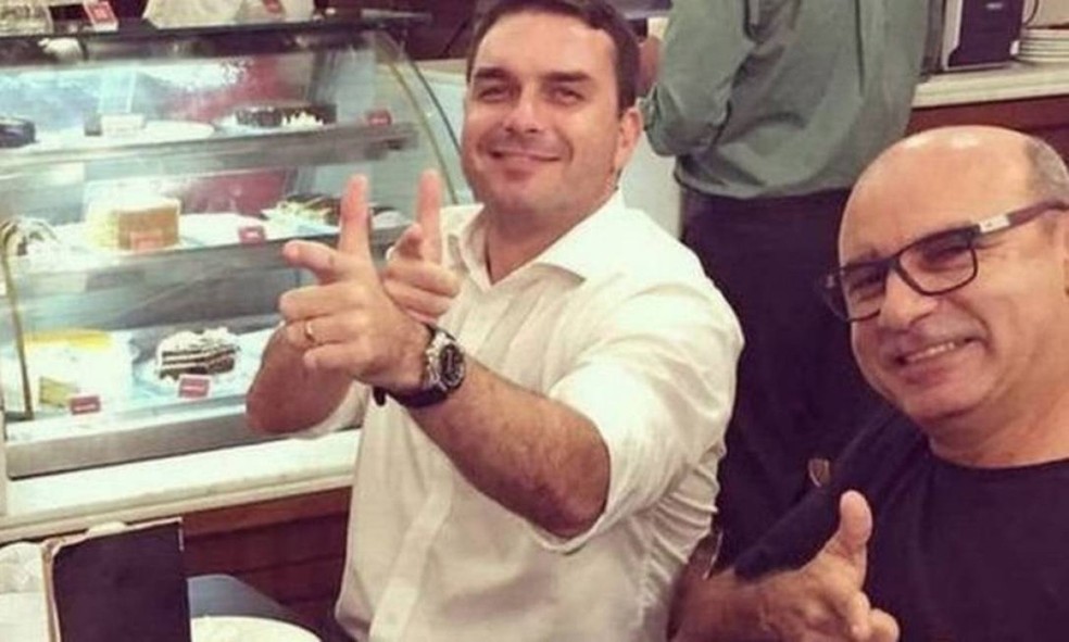 Flávio Bolsonaro ao lado de Fabrício Queiroz (à dir.), ex-motorista e ex-segurança do hoje senador — Foto: Reprodução / Rede Social