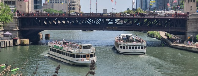 Passeio de barco em Chicago: rio é fonte de atrações — Foto: Marcelo Balbio