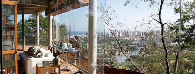 Imóvel do ator Caio Blat, conhecido como "casa da árvore", está à venda por cerca de R$ 5 milhões — Foto: Reprodução/Airbnb