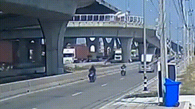 Caminhão de cimento rompe barreira de viaduto e despenca na Tailândia; vídeo