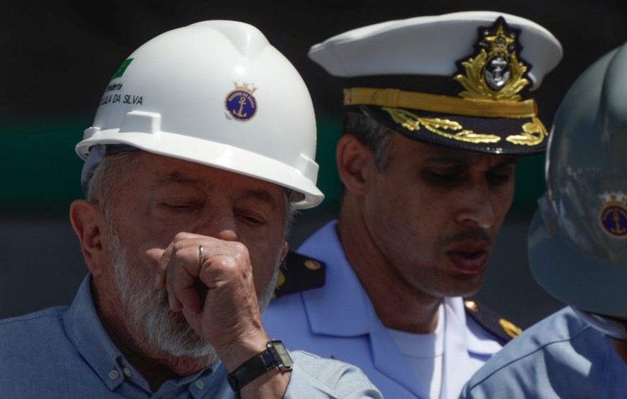 Presidente Luiz Inácio Lula da Silva tosse durante visita a Complexo Naval de Itaguaí, no estado do Rio de Janeiro