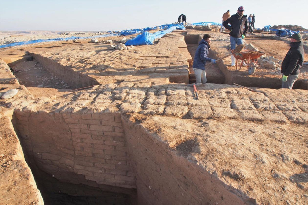 Arqueólogos trabalham na escavação e encontram paredes de tijolos — Foto: Reprodução / Universidade de Tubinga
