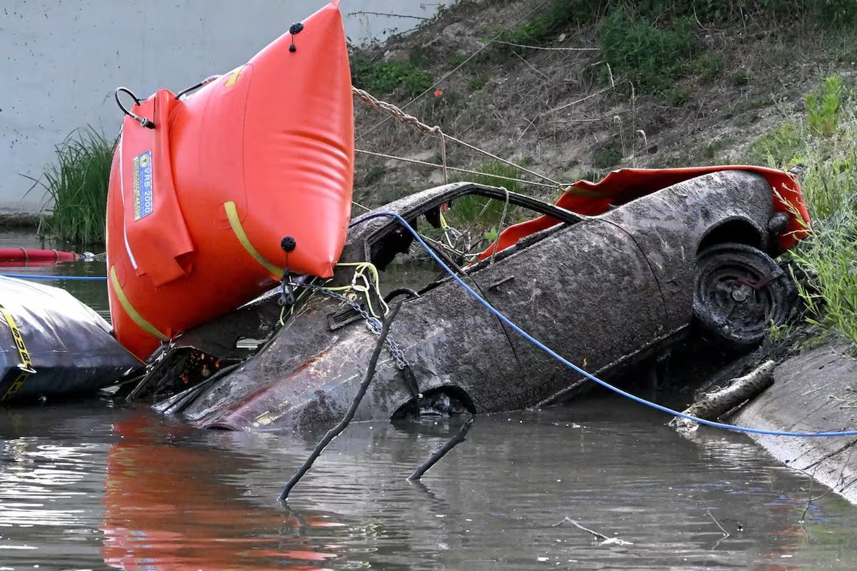 Homem pesca em rio na Alemanha e encontra carro roubado que estava submerso há mais de 50 anos