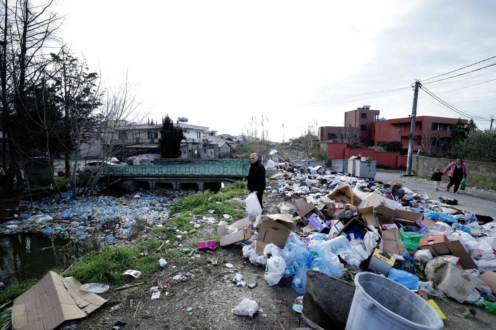 Moradores locais e o primeiro-ministro do país disseram que o fluxo de resíduos para os cursos d'água agravou o problema, obstruindo rios já transbordando — Foto: Adnan Beci/AFP