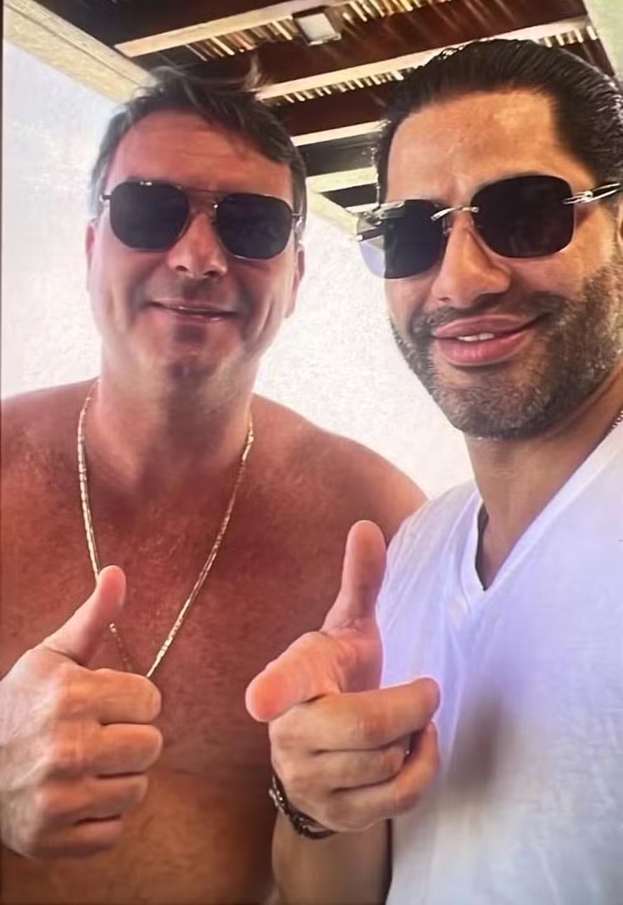 O impacto da selfie de Flávio Bolsonaro com Sicário nas redes