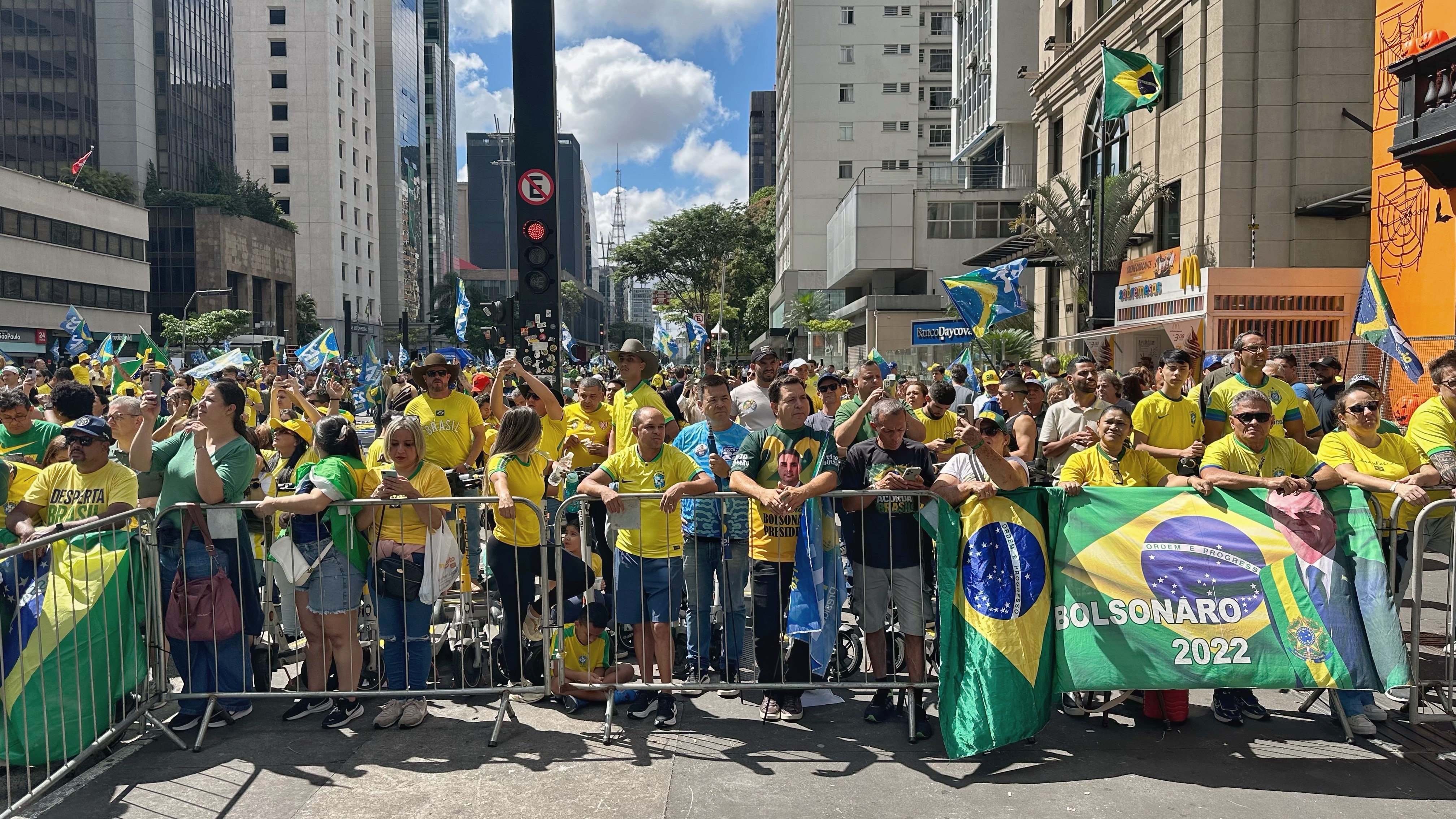 'Sem bandeiras de outros países': organização de ato de Flávio na Paulista pede que apoiadores escondam bandeiras de EUA e Israel